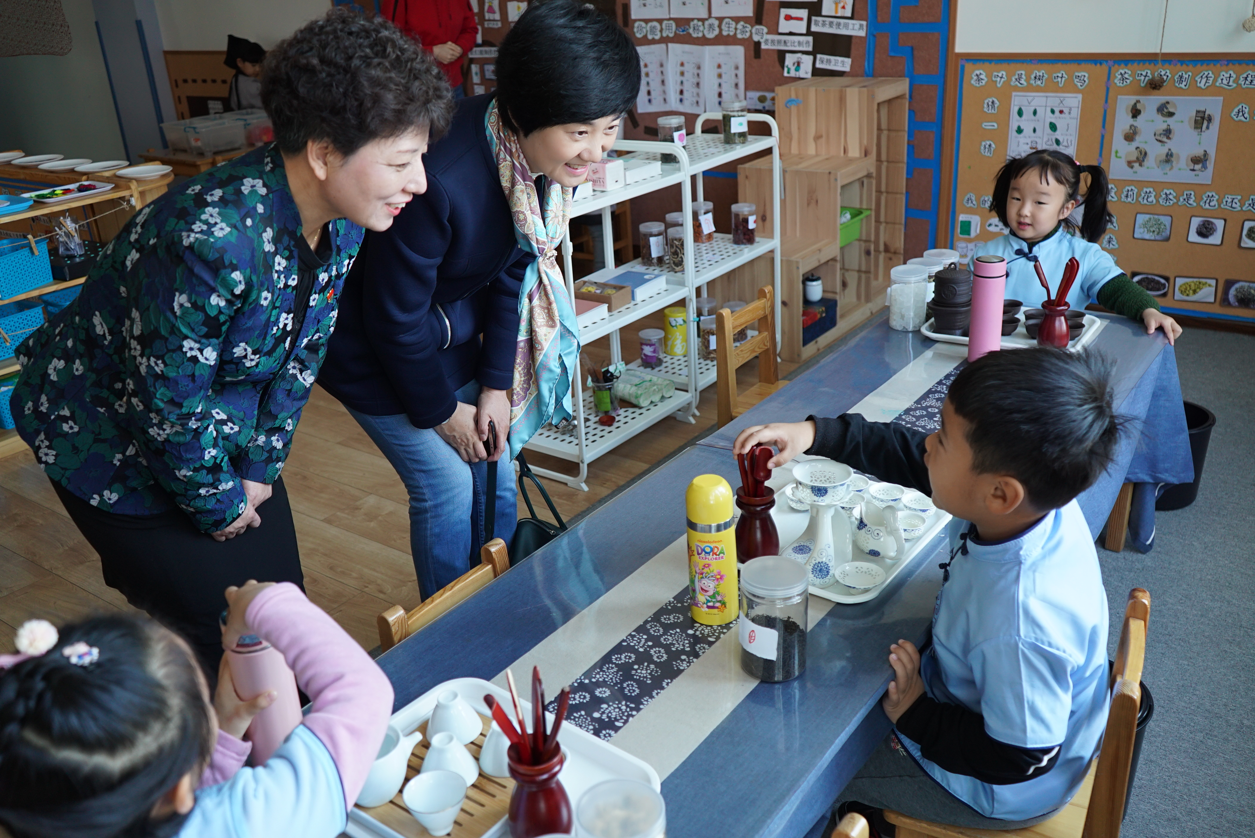 看孩子在茶道区 (2).JPG
